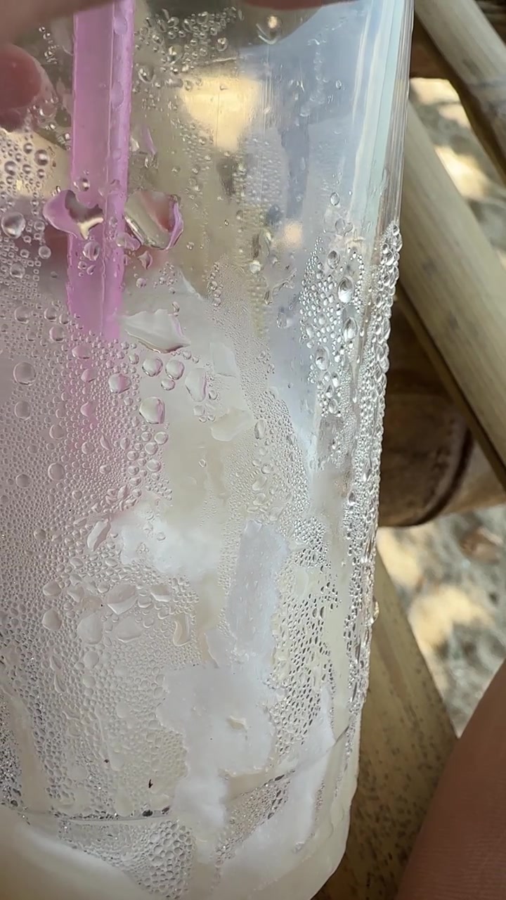 Primo piano di una bevanda fredda rinfrescante con condensa