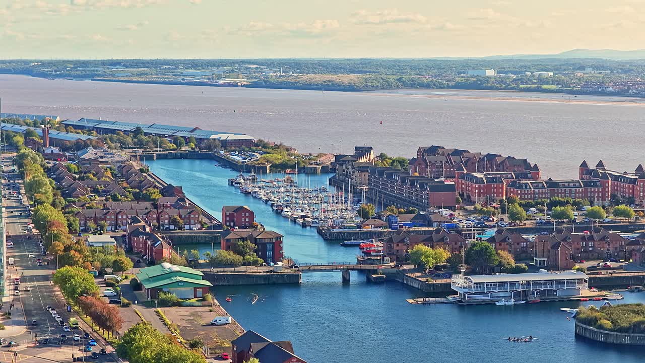 Splendidi filmati aerei cinematografici di Liverpool City Centre, nell'Inghilterra nord-occidentale, ripresi durante il tramonto. La luce dell'ora d'oro mette in risalto l'iconico skyline, l'architettura storica e il lungomare.