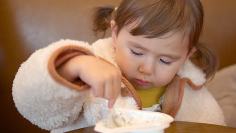 Retrato-Frontal-De-Una-Hermosa-Niña-Comiendo-En-El-Patio-De-Comidas-Del-Centro-Comercial