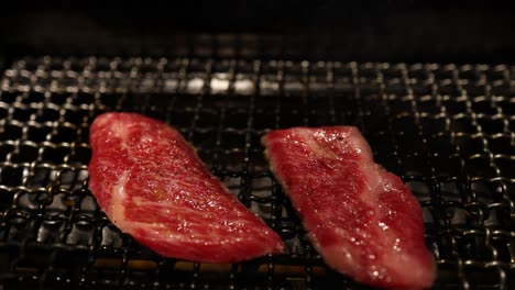 bistec a la parrilla en una parrilla de barbacoa caliente.