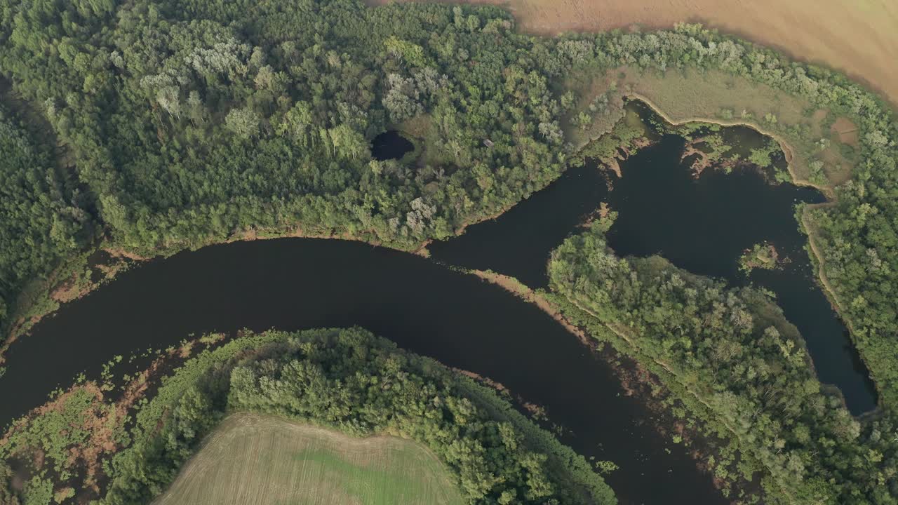 volando sobre un lago con forma de caballo llamado lago cicovske cerca del río danubio en europa central