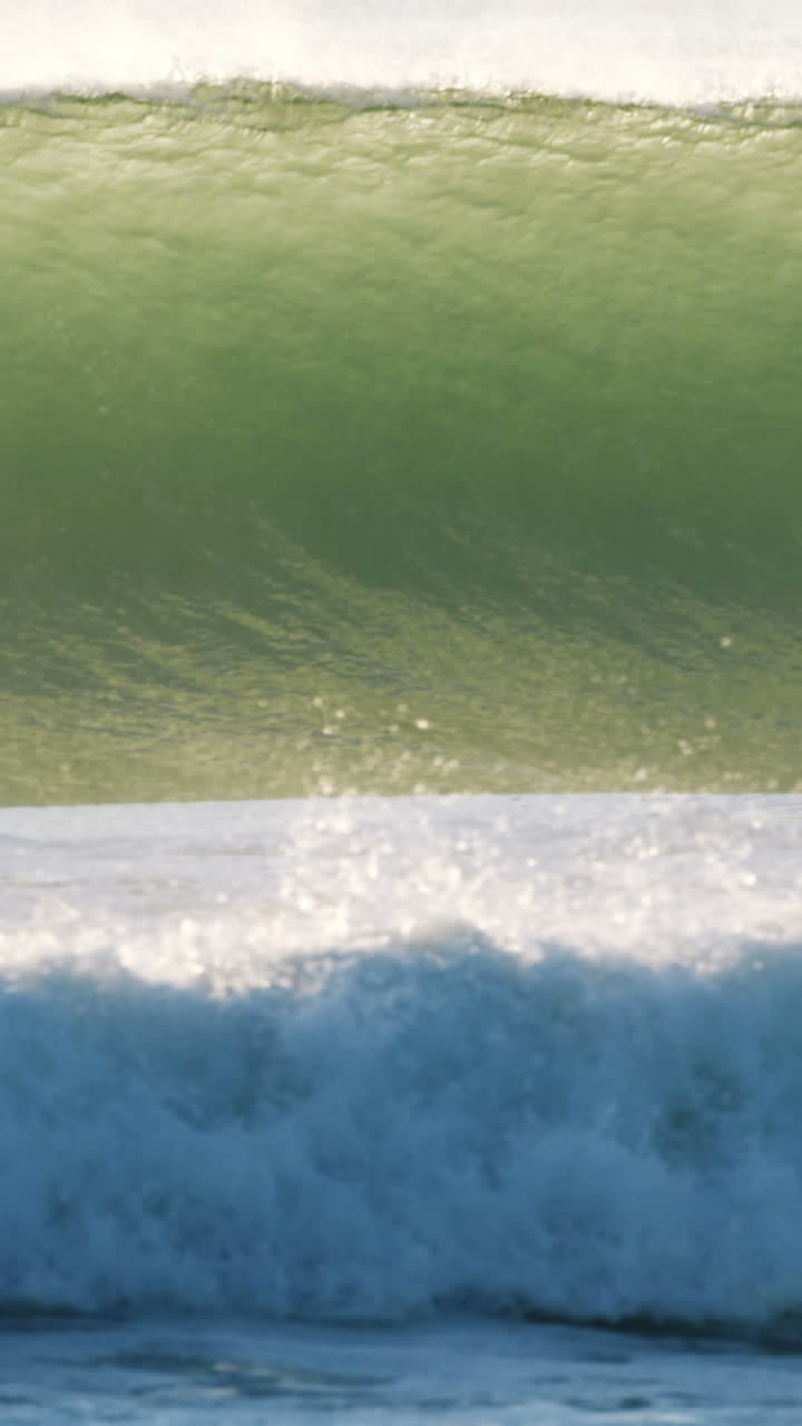 vista de las olas en la costa