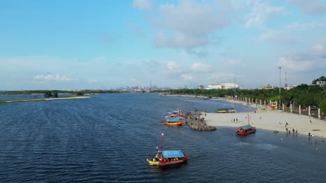 Barco-Turístico-Resopla-Hacia-El-Mar-Desde-La-Playa-De-Ancol-Yakarta-Indonesia