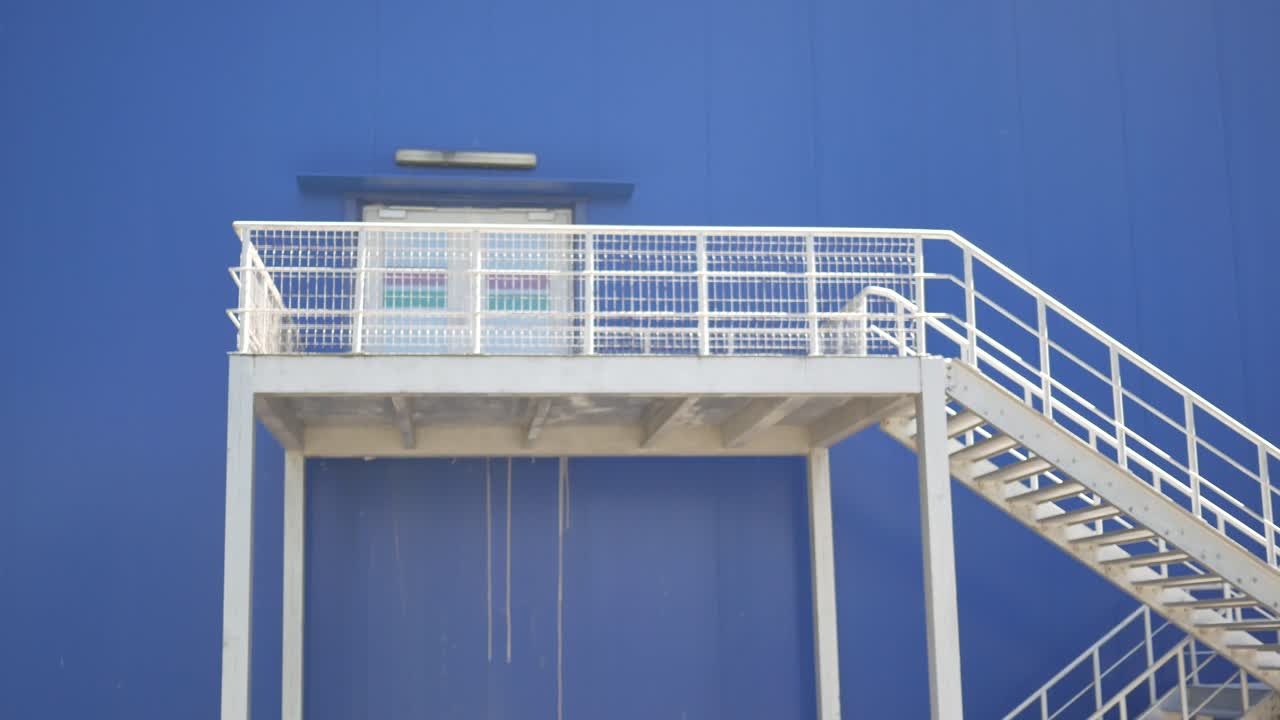 푸른 건물의 금속 계단과 플랫폼