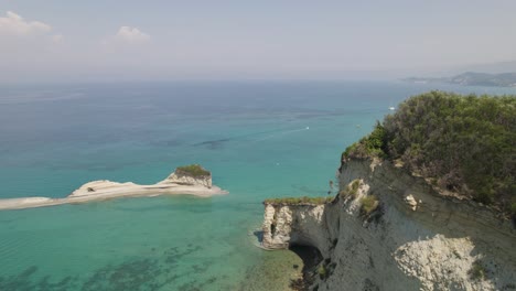 Vuelo-De-Drones-A-Lo-Largo-De-Imponentes-Acantilados-De-Arenisca-En-La-Costa-De-Sidari,-Corfú