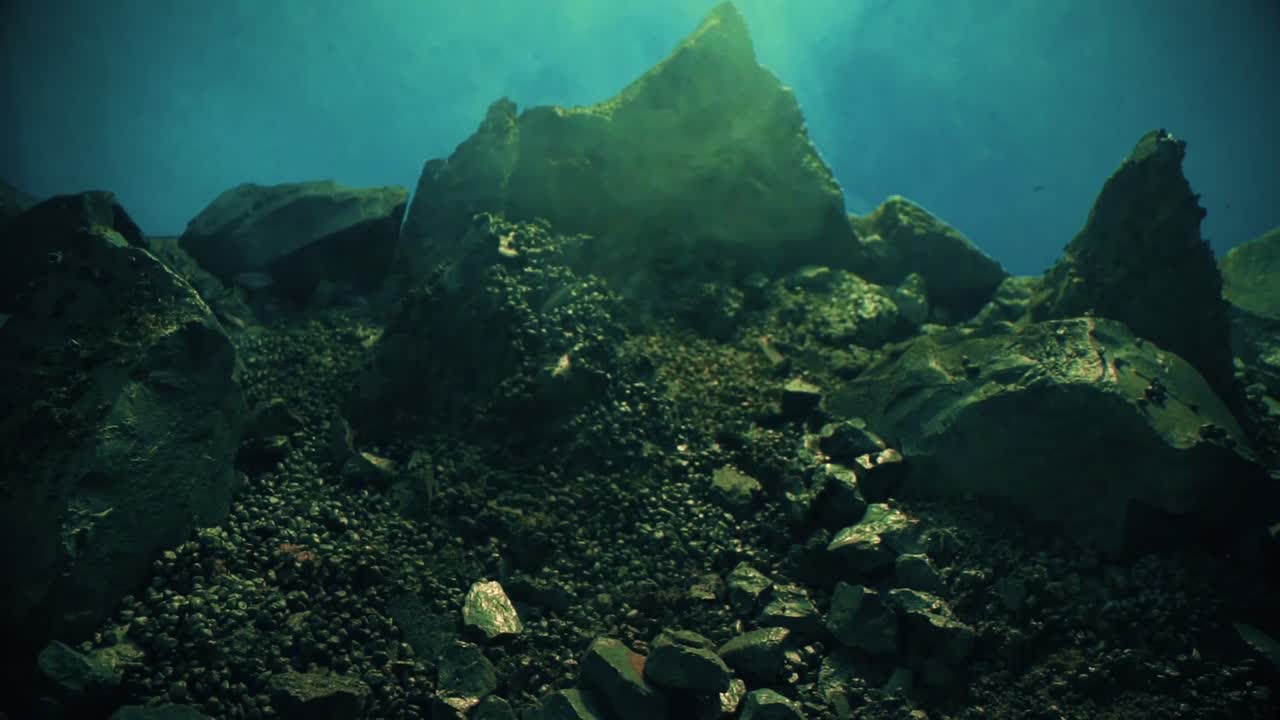 la niebla y la niebla giran alrededor de un terreno volcánico y accidentado, evocando un ambiente de otro mundo.
