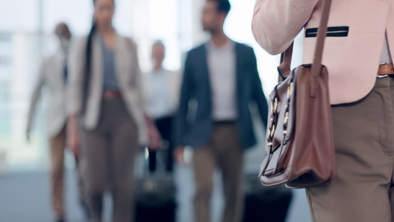 Berjalan, Close-up, atau Pebisnis Wanita dengan Tas