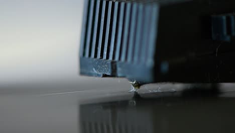 primer plano de una aguja en un disco de vinilo giratorio