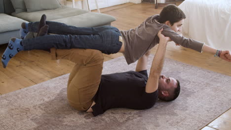 Feliz-Padre-Soltero-Jugando-Con-Su-Hijo-En-Casa.