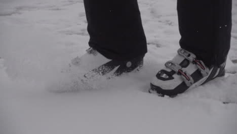 un esquiador barre la nieve con el pie en una estación de esquí en los alpes suizos, en cámara lenta