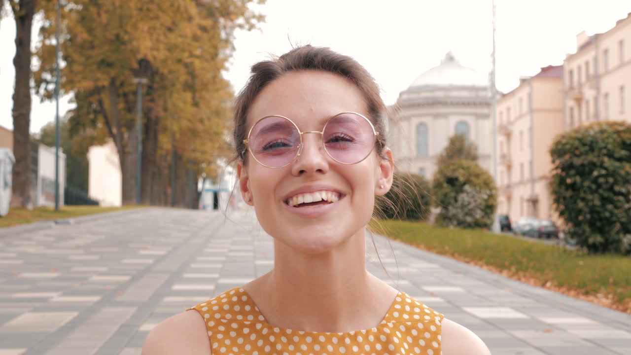 mujer sonriente en un parque de la ciudad