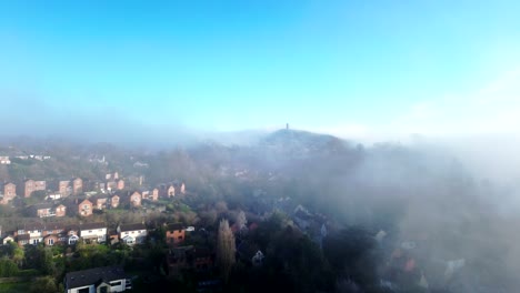 glastonbury tor cubierto de niebla