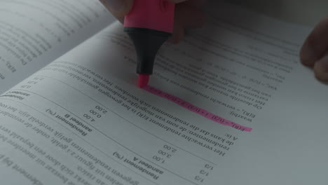 un estudiante destacando una fórmula en su libro