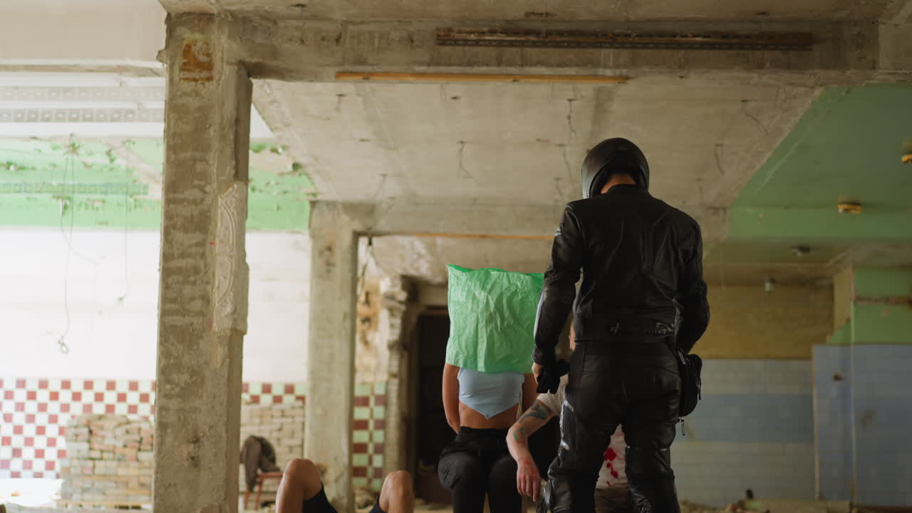 남자가 버려진 건물에서 인질을 구하는  ⁇ 스터를 칼로  ⁇ 렀다