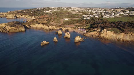 Praia-Dos-Arrifes-Felsige-Küstenstrandformationen-Auf-Portugiesischem-Malerischen-Urlaubsreiseziel,-Luftaufnahme