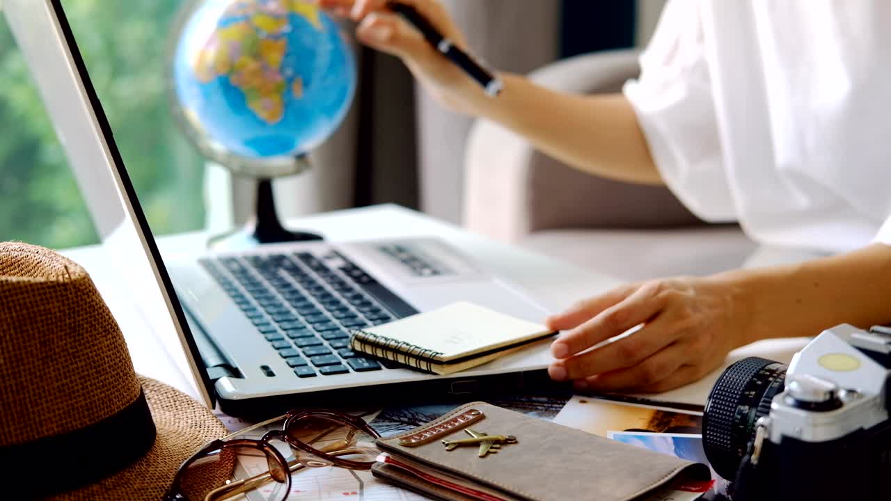 joven viajero que planea un viaje de vacaciones y busca información o reserva un hotel en su portátil, concepto de viaje