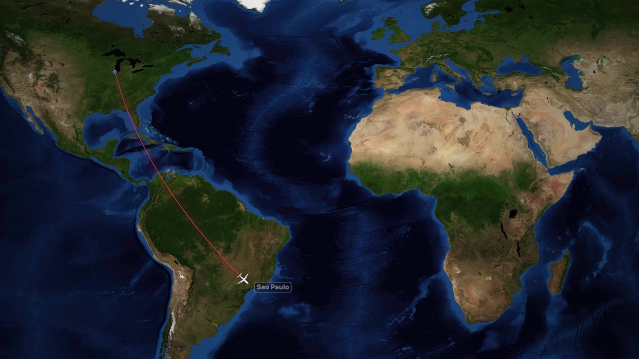 Ein Flugzeugsymbol folgt einer roten Flugroute von Chicago nach São Paulo auf einer Satellitenkarte.