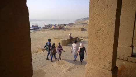 revelar toma del ganges desde una columnata