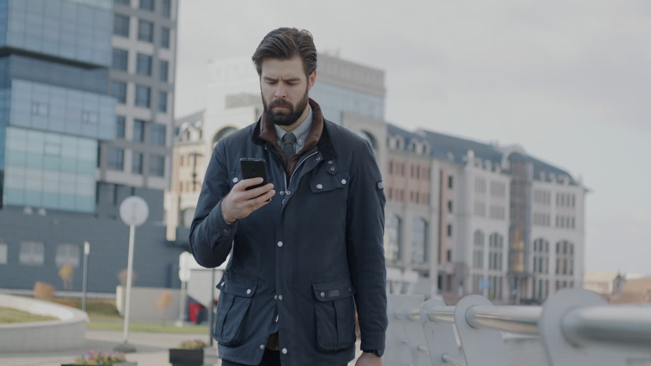 hombre de negocios usando teléfono inteligente en la ciudad