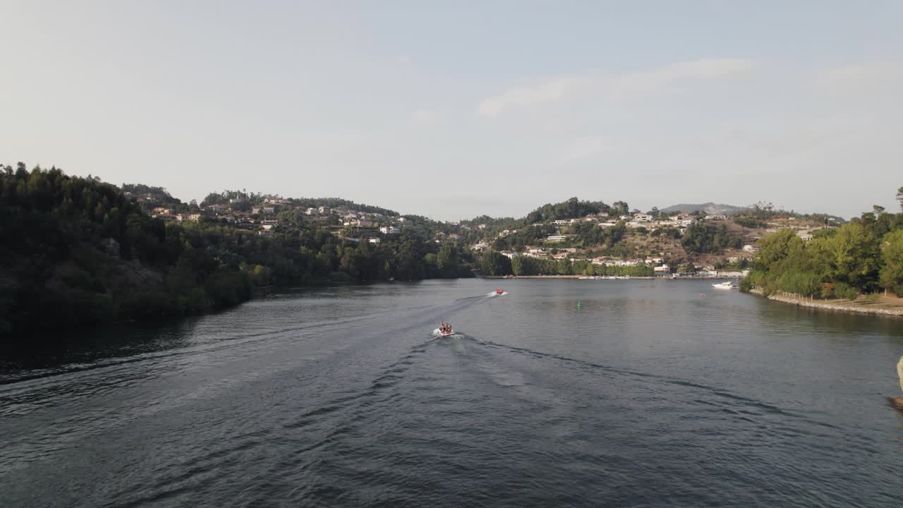 Sorvolo del Rio Douro, motoscafi che solcano il tranquillo corso d'acqua, Castelo de Paiva, Portogallo