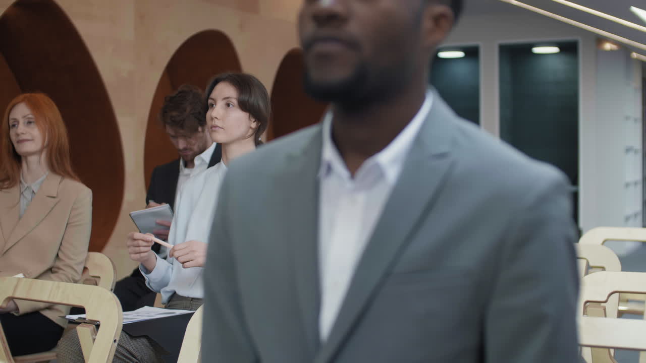 다민족 기자들이 기자회견에서 발표하는