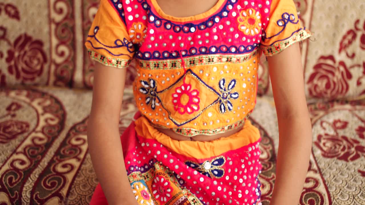 retrato de uma criança indiana em casa durante o bloqueio do coronavírus