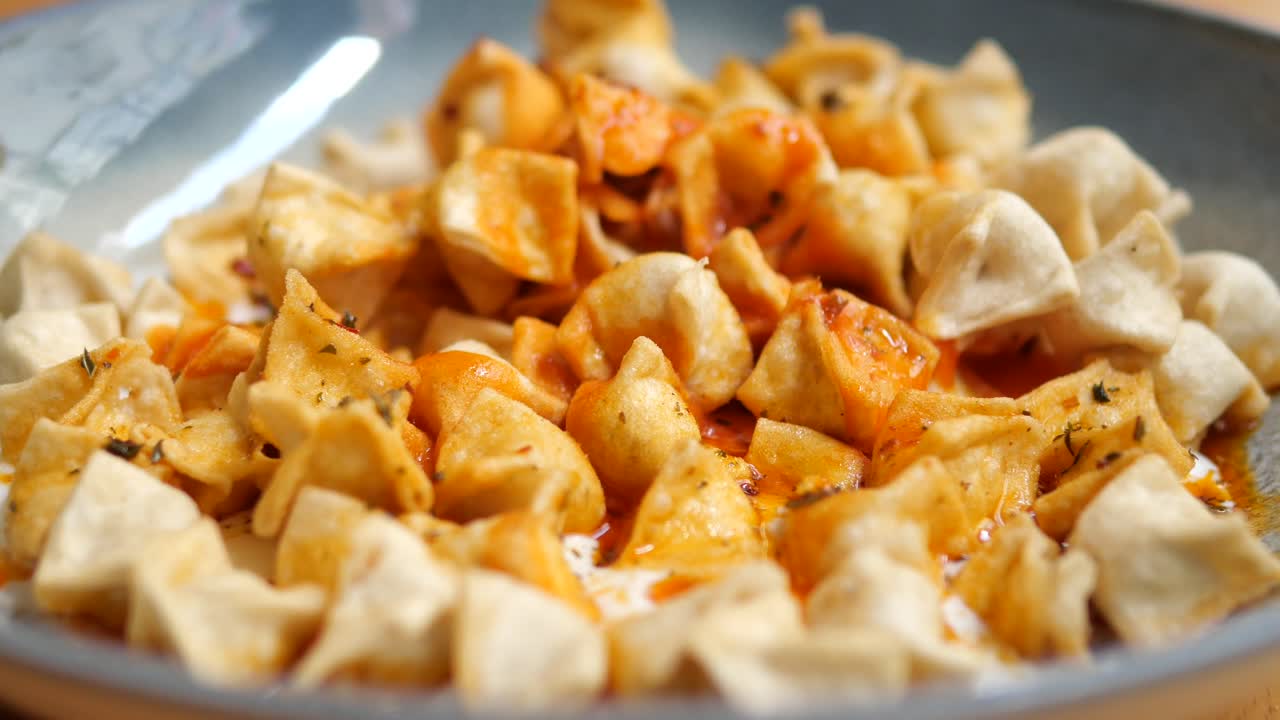 터키 망티 과 요구르트, 소스