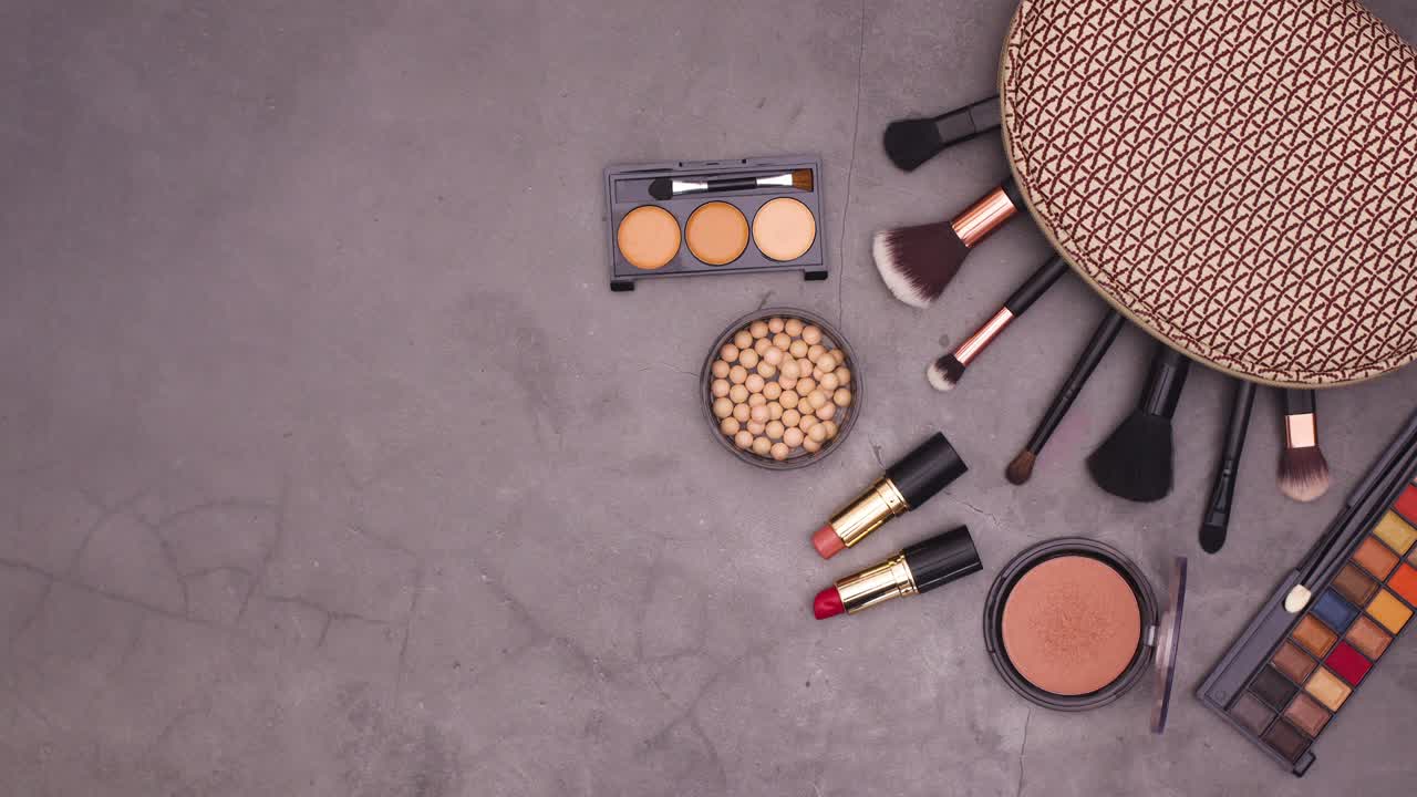 Make up move on right side with make up kit on dark theme. Stop motion