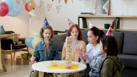 niños en la fiesta de cumpleaños