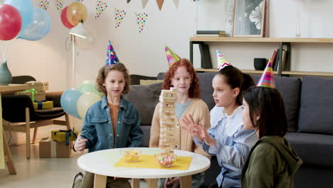 crianças em festa de aniversário.