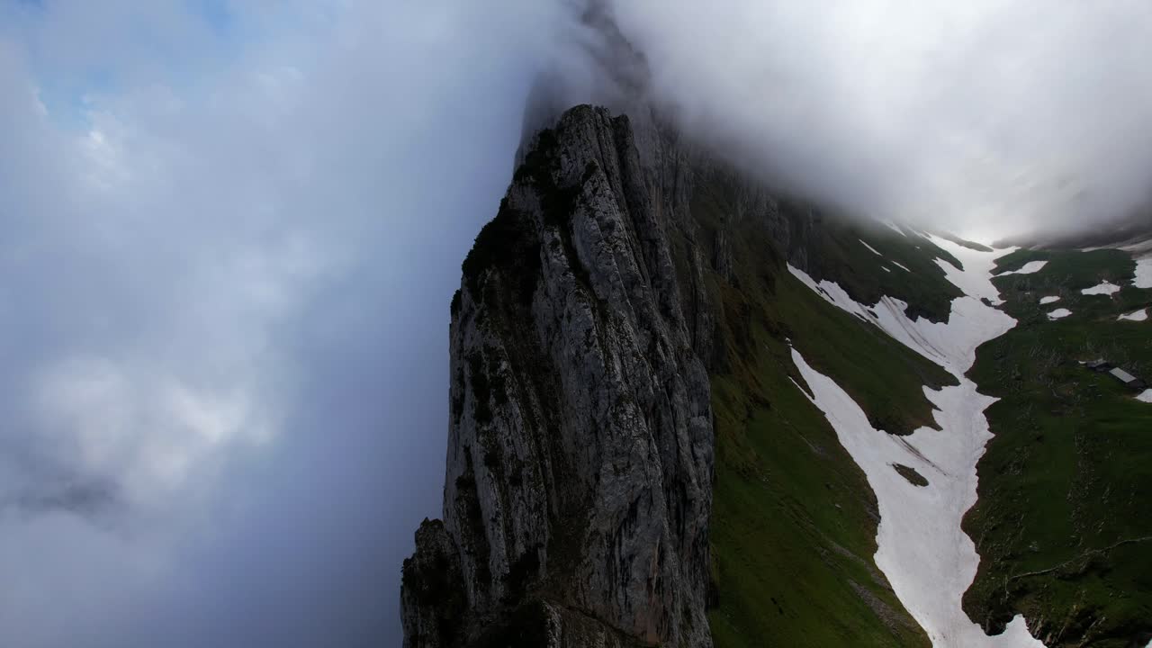 4k 드론 하이퍼스 (drone hyperlapse) 는 스위스 아펜젤에서 안개를 통해 사크서 루크 산맥에서 날아갑니다.