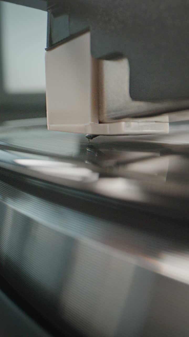 primer plano de una aguja de reproductor de discos en un disco de vinilo