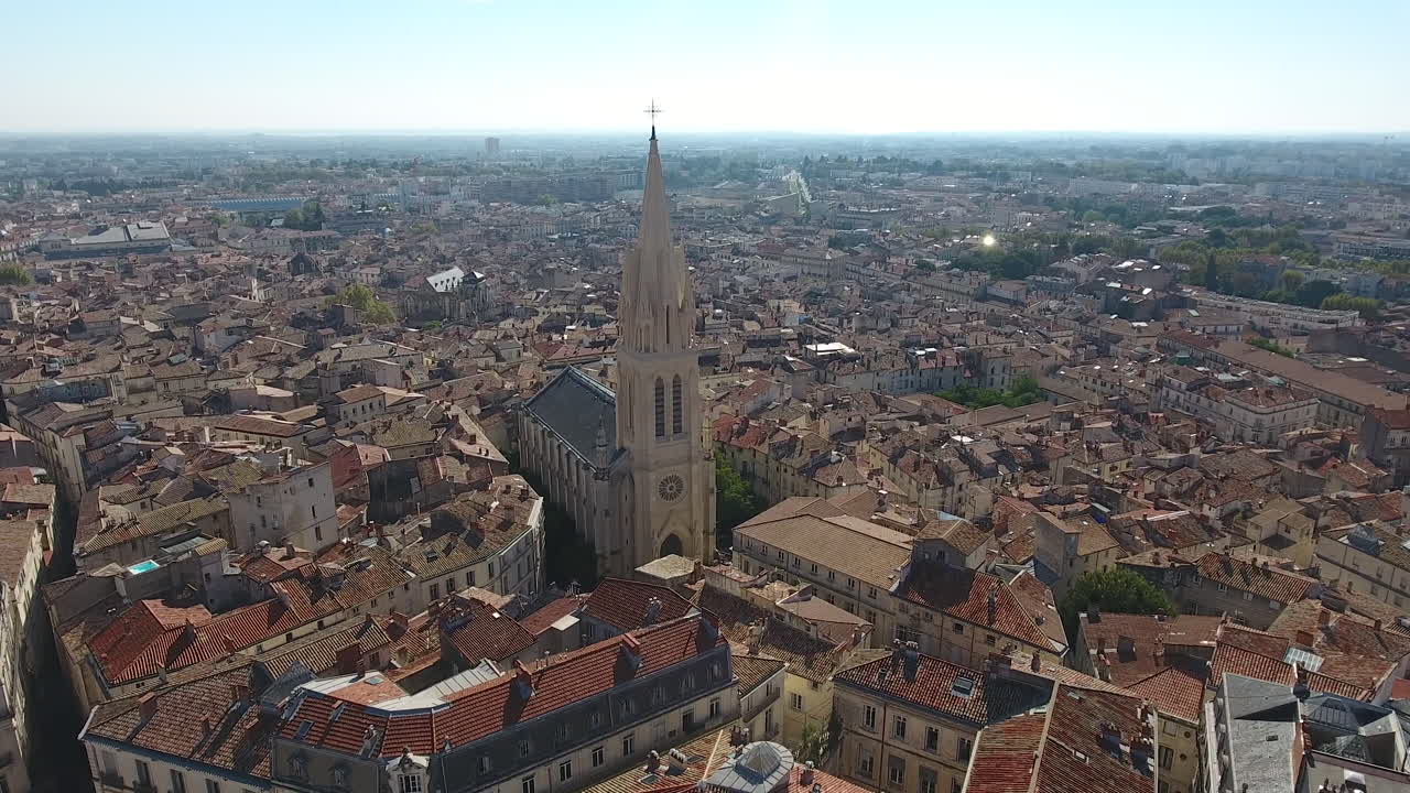 zoom fuera sobre montpellier iglesia de santa ana día soleado vista aérea