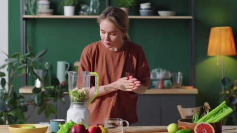 Junge-Frau-Bereitet-Zu-Hause-Grünen-Smoothie-Zu