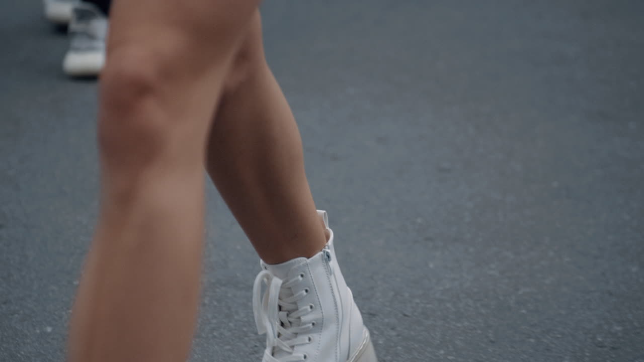 현대 시내 도로에서 거리를 가로지르는 군중 보행자.