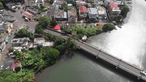 Toma-Aérea-Del-Puente-Cavendish---Panorámica-Hacia-El-Otro-Lado