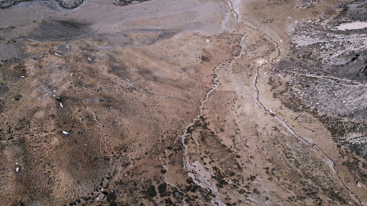 снимок с воздуха, спускающийся с горы над сухой землей рядом с рекой, кордильера де лос андес, чили-4k