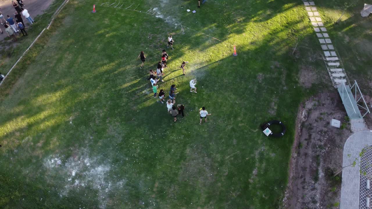 가족과 친구들은 졸업생을 더럽혀 졸업식을 축하합니다.