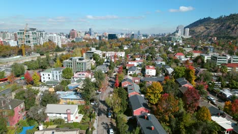 Drone-Sobrevuelo-Barrio-Rico-Pedro-Valdivia-Norte-Durante-La-Temporada-De-Otoño,-Santiago-De-Chile