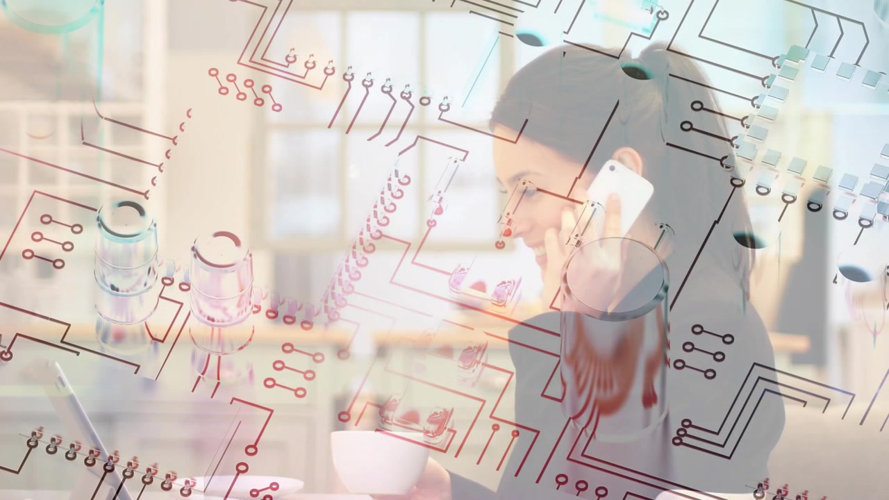 Sovrapposizione di circuito che appare come una donna d'affari che sorseggia caffè e compone un numero sullo smartphone per una chiamata di lavoro