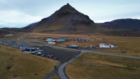 pequeña ciudad en una llanura aluvial glacial islandesa, una vasta extensión y una gran montaña en el centro