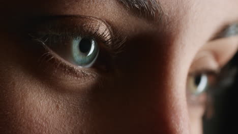 Nahaufnahme-Schöne-Augen-Blinken-Makro-Natürliche-Schönheit-Lichtreflexion-Auf-Der-Iris