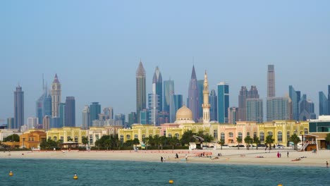 Hermosa-Vista-De-La-Playa-De-Dubai-En-Verano---Toma-Panorámica-Panorámica