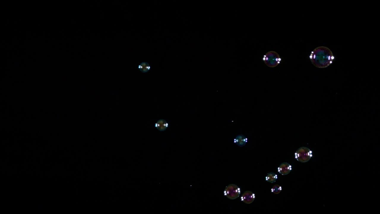 검은 바탕에 비누 거품