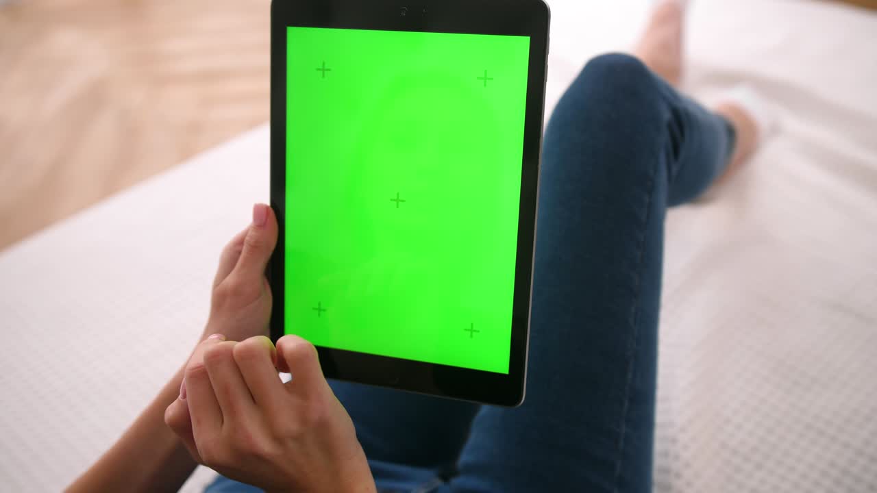 la mujer toca, desliza y hace zoom en las pantallas verdes.