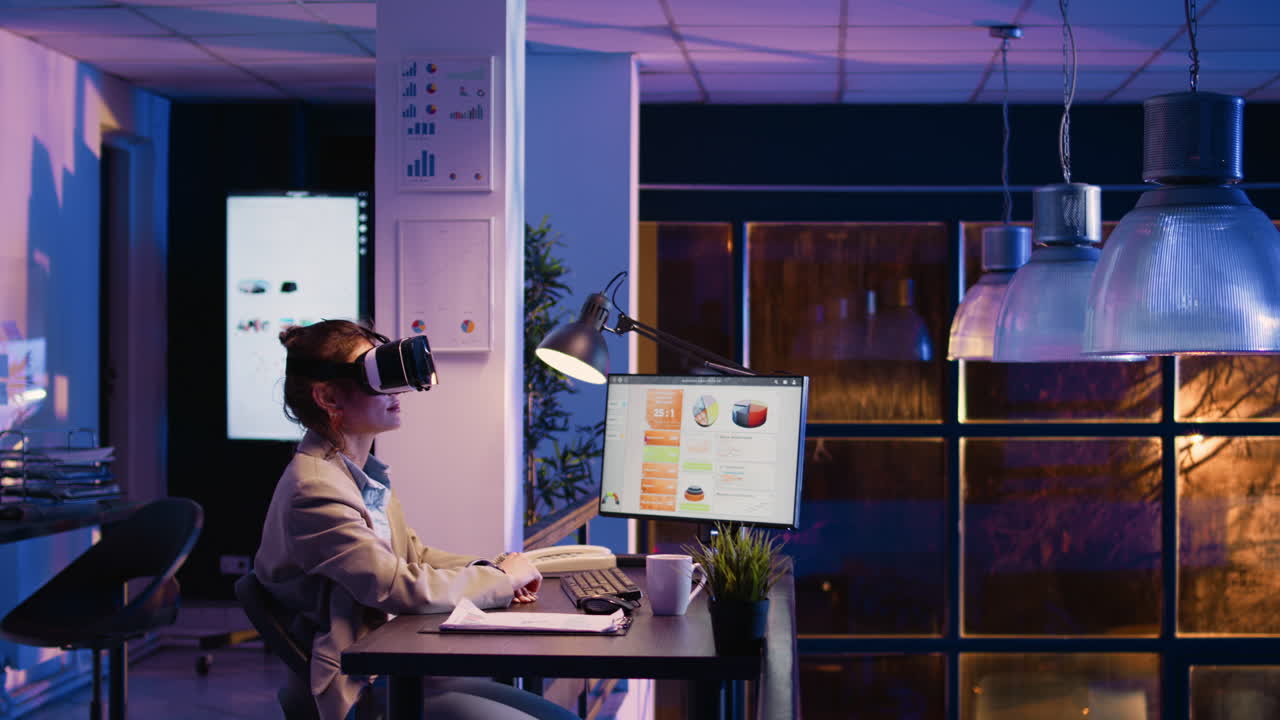 mujer usando auriculares vr en la oficina moderna