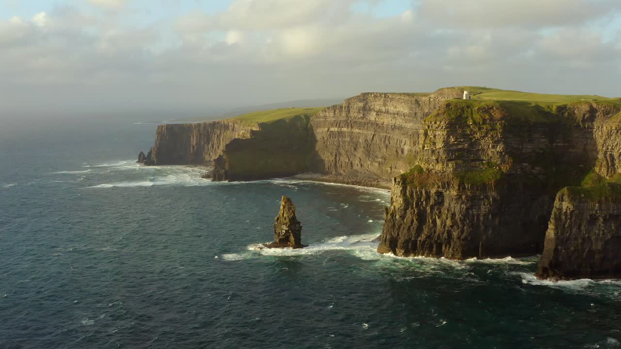fotografía aérea estática de los acantilados de moher en un día ventoso y soleado