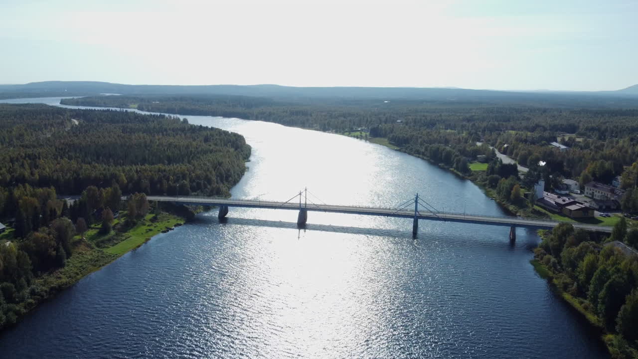깊은 파란색 강에서 반사되는 스트럼 빛, 다리의 공중 풍경