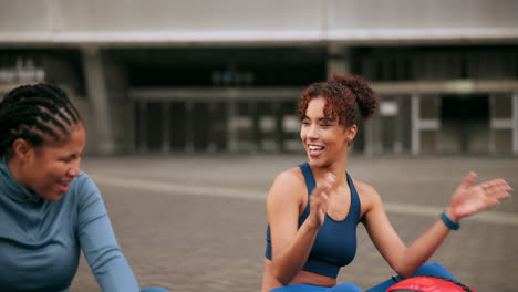 dos mujeres celebran un éxito de entrenamiento