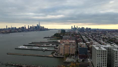 Vista-Aérea-De-Hoboken-Y-El-Puerto-Nuevo-De-La-Ciudad-De-Jersey,-Puesta-De-Sol-En-Nueva-York---Seguimiento,-Disparo-De-Drones